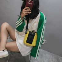 Квадратная бананка через плече с карманом фото