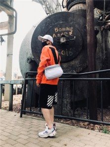 Сумка на плече с светоотражающей полосой фото