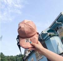 Сумка на плече в виде кепки фото