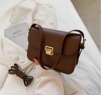 Классическая однотоная женкая сумка на плече фото