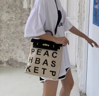 Женская вместительная сумка с буквенным принтом