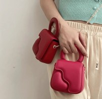 Женская микро сумка с сердечком через плечо фото