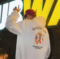 Молодежная ветровка с собакой на спине фото