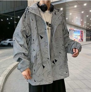 Водонепромокаемая ветровка из светоотражающей ткани фото