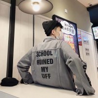 Мужская джинсовка с надписьями и рваностями фото