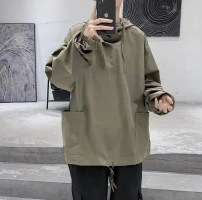 Однотонная ветровка плащевка с объемными кармани фото