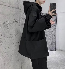 Однотонная ветровка плащевка с объемными кармани фото