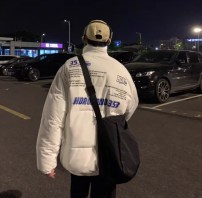Дутая куртка оверсайз теплая с надписью на спине фото
