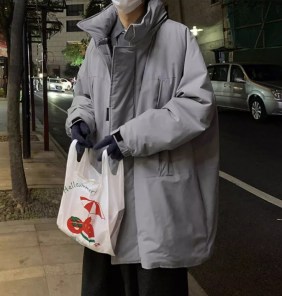 Зимние мужское пальто со съемным капюшоном и большыми карманами фото