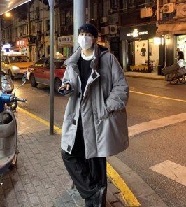 Зимние мужское пальто со съемным капюшоном и большыми карманами фото