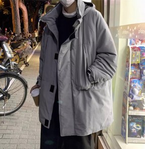 Зимние мужское пальто со съемным капюшоном и большыми карманами фото