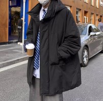 Зимние мужское пальто со съемным капюшоном и большыми карманами фото