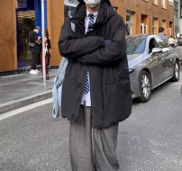 Зимние мужское пальто со съемным капюшоном и большыми карманами фото