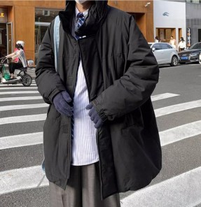 Зимние мужское пальто со съемным капюшоном и большыми карманами фото