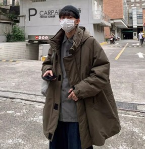 Зимние мужское пальто со съемным капюшоном и большыми карманами фото