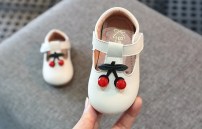 Туфельки с липучкой и декором фото