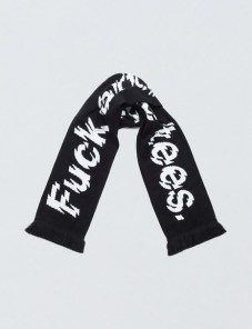 Черный шарф с большой белой надписью с двух сторон