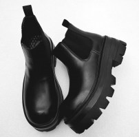 Короткие мужские ботинки челси на грубой тракторной подошве фото