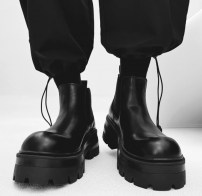 Короткие мужские ботинки челси на грубой тракторной подошве фото