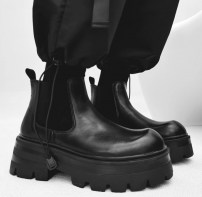 Короткие мужские ботинки челси на грубой тракторной подошве фото