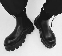 Короткие мужские ботинки челси на грубой тракторной подошве фото
