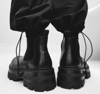 Короткие мужские ботинки челси на грубой тракторной подошве фото