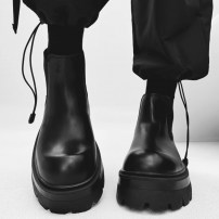 Короткие мужские ботинки челси на грубой тракторной подошве фото