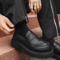 Мужские черные туфли лоферы на высокой подошве фото