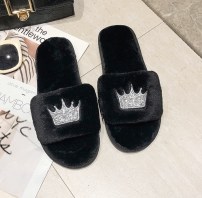 Мягкие домашние тапочки с короной фото