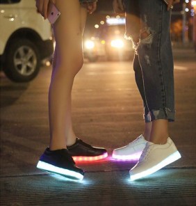 Кроссовки со святящейся LED подошвой