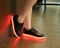 Кроссовки со святящейся LED подошвой фото
