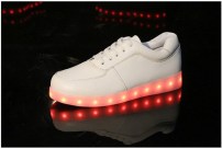 Кроссовки со святящейся LED подошвой фото