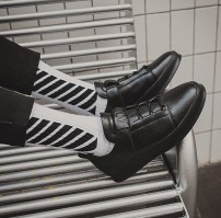 Однотонные мужские кроссовки - кеды с необычной шнуровкой фото