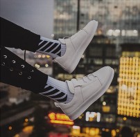 Однотонные мужские кроссовки - кеды с необычной шнуровкой фото