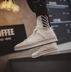 Однотонные мужские кроссовки - кеды с необычной шнуровкой фото