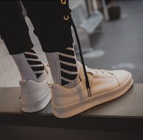 Однотонные мужские кроссовки - кеды с необычной шнуровкой фото