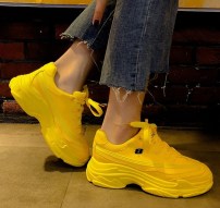 Яркие одноцветные кроссовки женские на массивной подошве фото