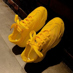 Яркие одноцветные кроссовки женские на массивной подошве фото