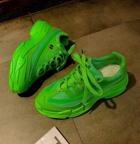 Яркие одноцветные кроссовки женские на массивной подошве фото