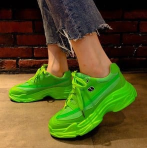 Яркие одноцветные кроссовки женские на массивной подошве фото