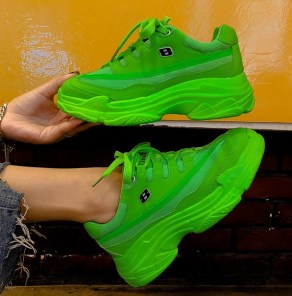 Яркие одноцветные кроссовки женские на массивной подошве фото