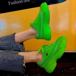 Яркие одноцветные кроссовки женские на массивной подошве фото