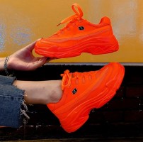 Яркие одноцветные кроссовки женские на массивной подошве