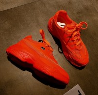 Яркие одноцветные кроссовки женские на массивной подошве фото