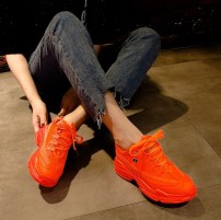 Яркие одноцветные кроссовки женские на массивной подошве фото