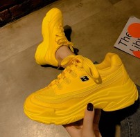 Яркие одноцветные кроссовки женские на массивной подошве фото