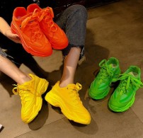 Яркие одноцветные кроссовки женские на массивной подошве фото