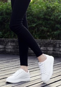 Стильные низкие кроссовки на высокой подошве фото