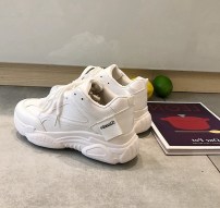 Женские белые кроссовки под кожу с биркой фото