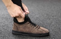 Повседневные мужские кроссовки на шнуровке и черной подошве фото